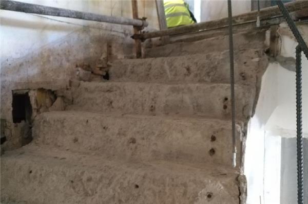 怎么剔凿跑模的混凝土墙？