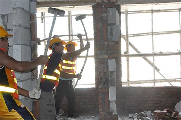 拆除作业时要注意哪些安全事项?