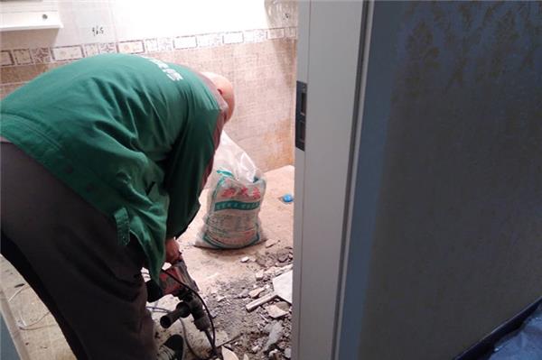 旧房装修时怎么拆除瓷砖？