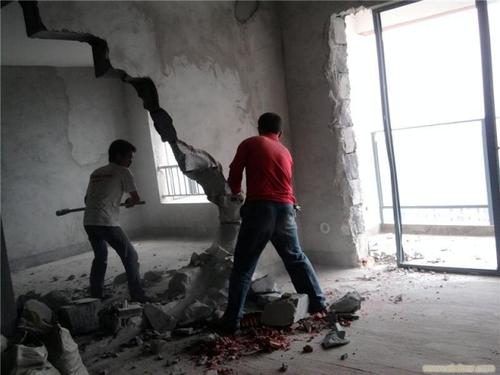 为什么装修拆除砸墙要找专业的师傅？