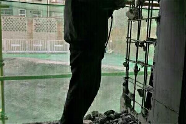 电镐剔凿砖墙开门洞对结构影响大吗？