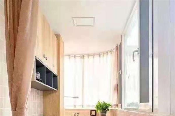 阳台的面积特别小，想把它直接做成客厅的一部分，应该如何设计呢？