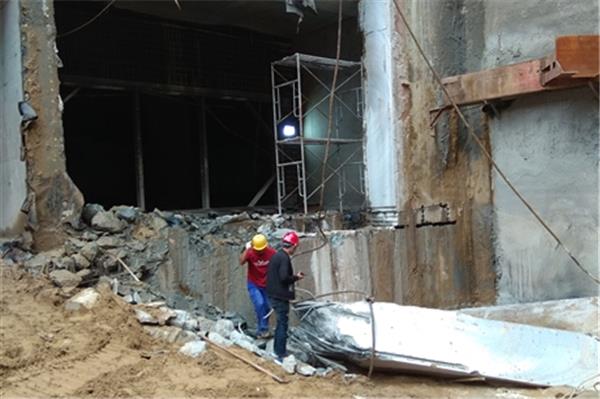 人工拆除钢筋混凝土的方法。