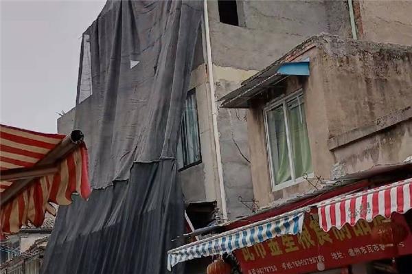 业主偷偷给危房“加固”？执法人员：违法加盖，必须拆！