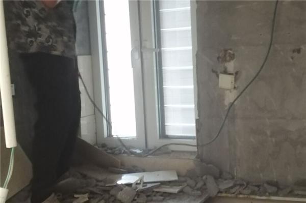 旧卫生间地面不想拆瓷砖如何改造 卫生间拆除幸亏师傅提醒这三点。