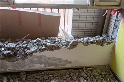 卧室和阳台之间有一个十公分厚的混凝土墙，可以拆除吗？