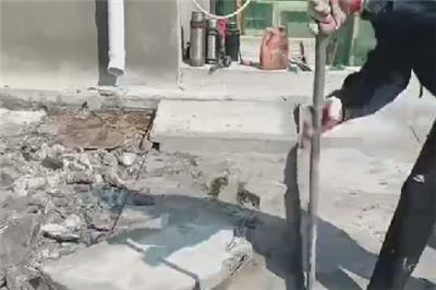 使用电镐和切割机拆除室内混凝土地面的步骤是什么？