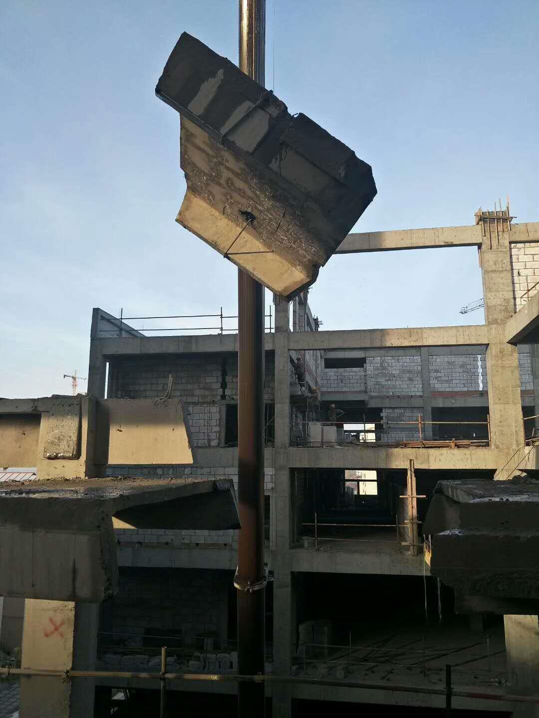 楼宇降层拆除是一种特殊的施工技术,通过拆除楼宇的上部结构,将其降低到原有的高度之下,混凝土切割拆除