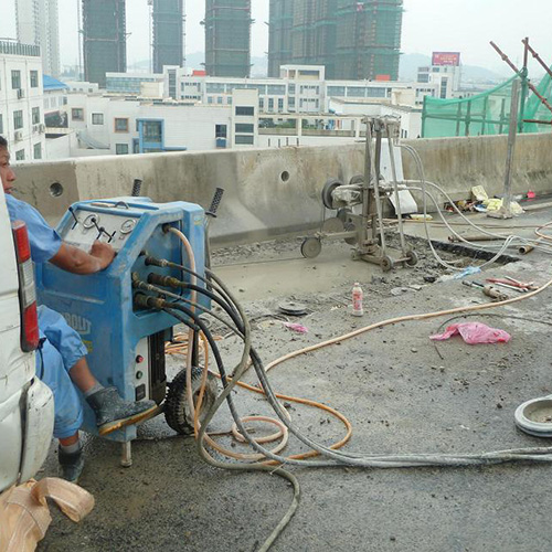 专业、高效、安全在建筑撤除行业，楼板绳锯切割拆除是一项非常重要的技术，它涉及到建筑结构的改造、维修以及拆除等多个方面