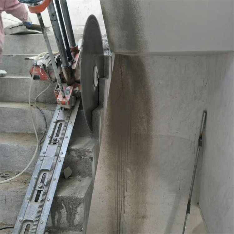 钢筋混凝土墙切割拆除详细操作步骤 在建筑工程中，有时需要对钢筋混凝土墙进行切割拆除。这项工作需要专业的技术和设备，以确保安全和效率。