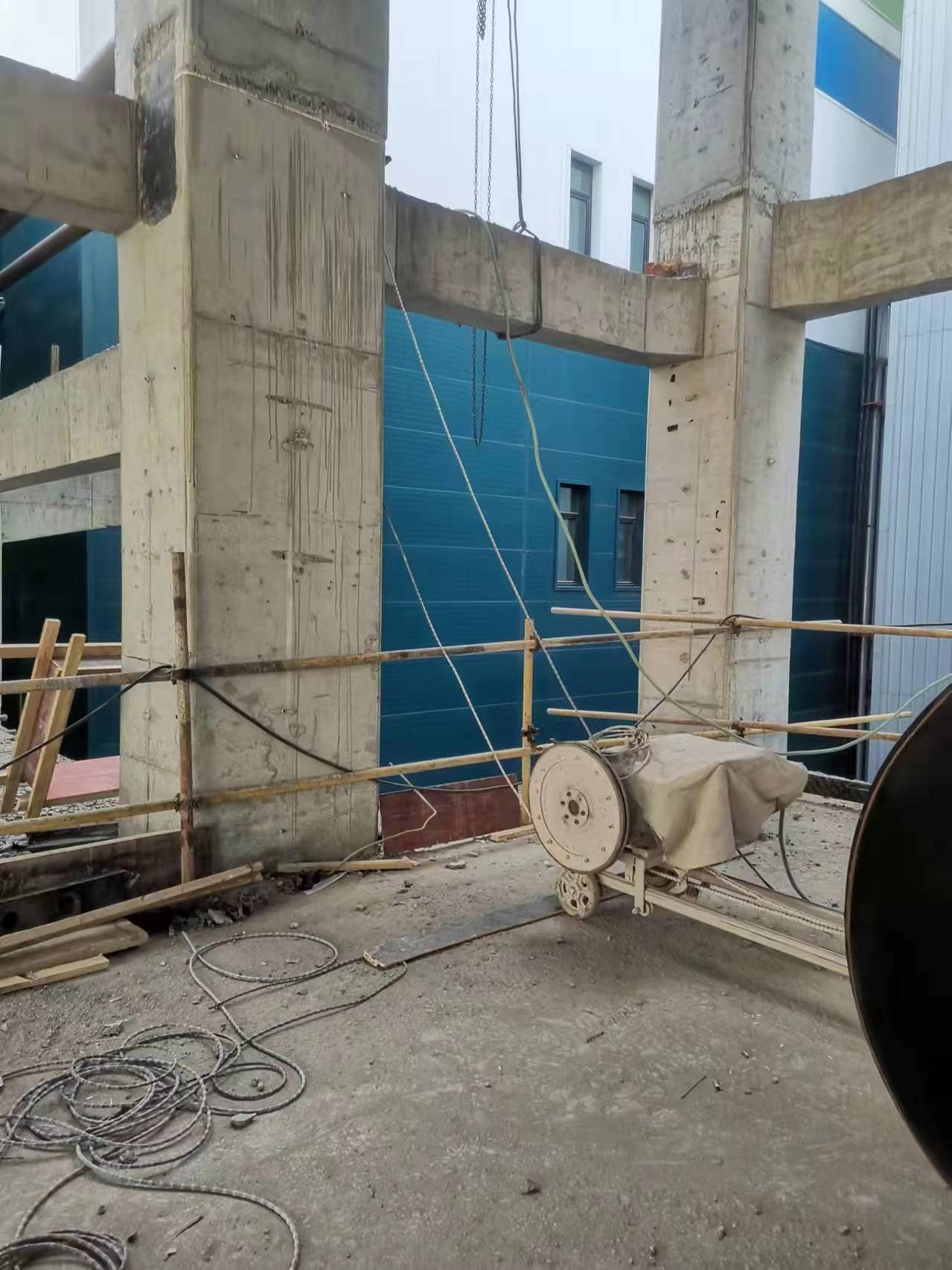 钢筋混凝土结构墙体拆除 - 专业服务/工程/解决方案