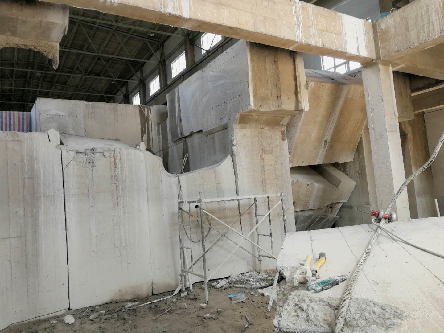 混凝土墙体拆除涉及多种方法，包括爆破、机械、静态和切割拆除